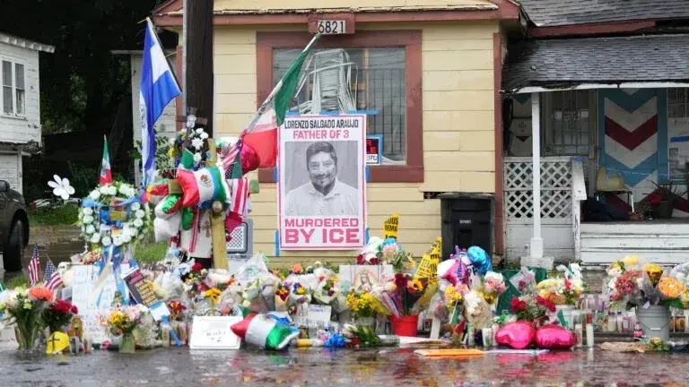 Juez federal ordena liberar a un testigo del caso de un agente de ICE en Houston