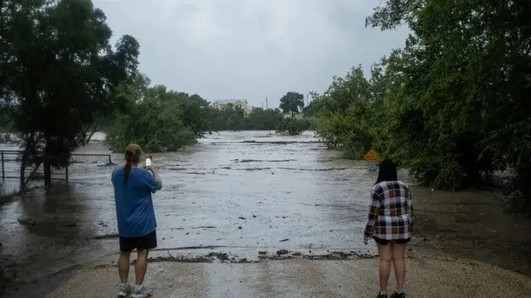 Lluvias torrenciales provocan inundaciones y rescates en Texas