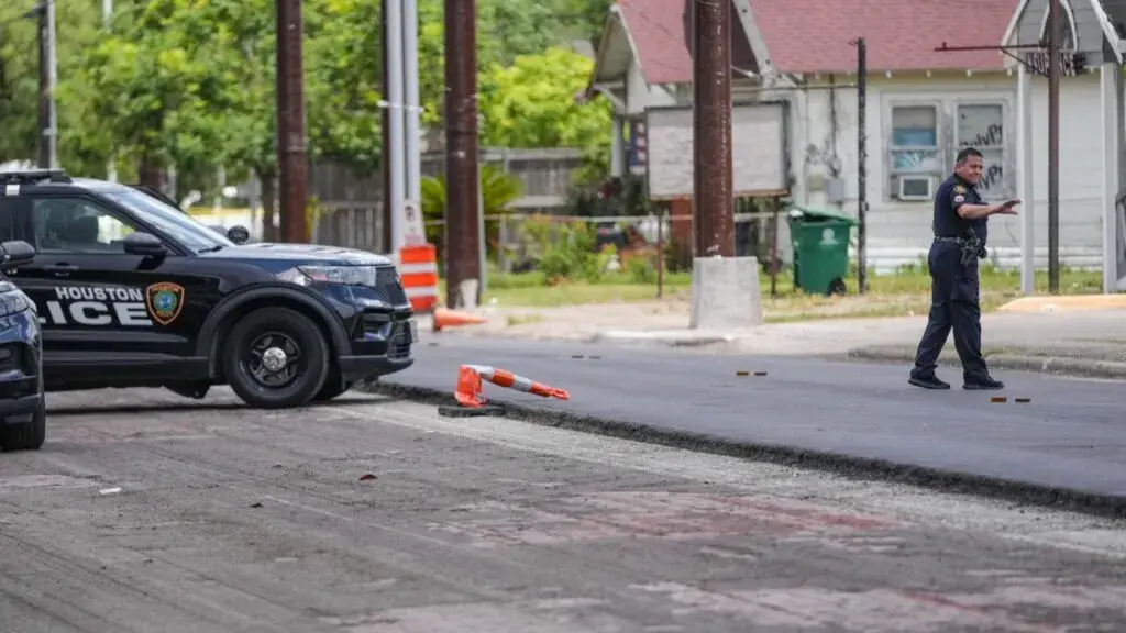 Vehículos de ICE y agentes federales durante un operativo migratorio investigado por el FBI en Houston