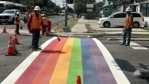 Nuevos murales y espacios públicos reemplazan los crosswalks arcoíris en varias ciudades de Texas