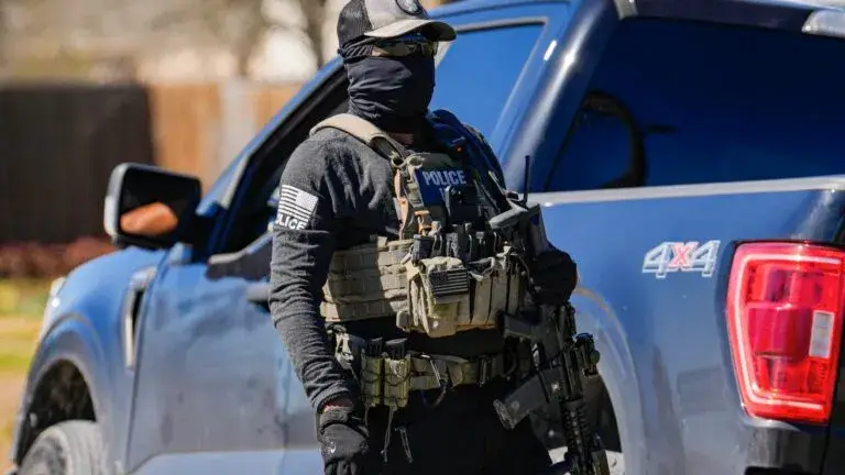 Trump exige retomar las paradas del ICE tras operativos mortales