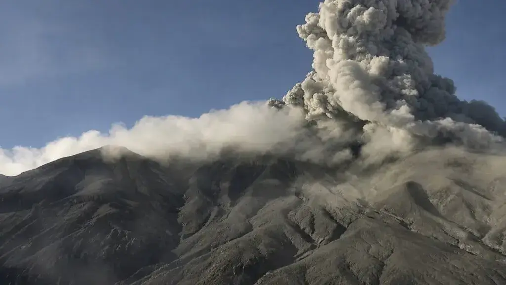 Volcán Puracé en alerta naranja por intensa actividad sísmica y emisiones de ceniza en Colombia