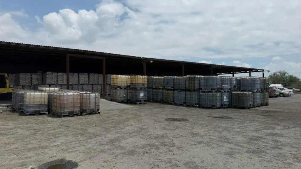 Huachicol asegurado por la FGR junto con pipas y contenedores durante un operativo federal realizado en Pesquería, Nuevo León