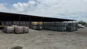Huachicol asegurado por la FGR junto con pipas y contenedores durante un operativo federal realizado en Pesquería, Nuevo León