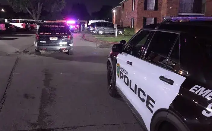 Patrullas de la Policía de Houston investigan un asesinato en un complejo de apartamentos en Texas.