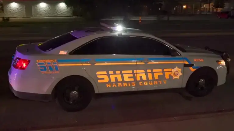 Accidente en Houston donde murió un niño de 12 años tras el choque entre una camioneta y una patrulla del condado Harris.
