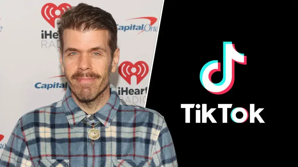 Aplicación de TikTok en un teléfono móvil mientras usuarios debaten sobre la moderación de transmisiones en vivo.