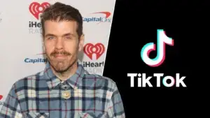 Aplicación de TikTok en un teléfono móvil mientras usuarios debaten sobre la moderación de transmisiones en vivo.