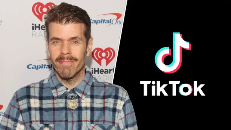 Aplicación de TikTok en un teléfono móvil mientras usuarios debaten sobre la moderación de transmisiones en vivo.