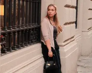 Val Espinosa, directora y creadora de Val Espinosa estudios, accesorios de arte desde la ciudad de México