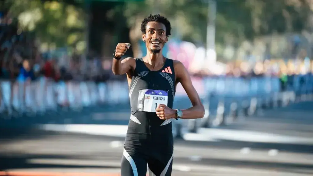 Yomif Kejelcha rompe el récord mundial de medio maratón en Buenos Aires