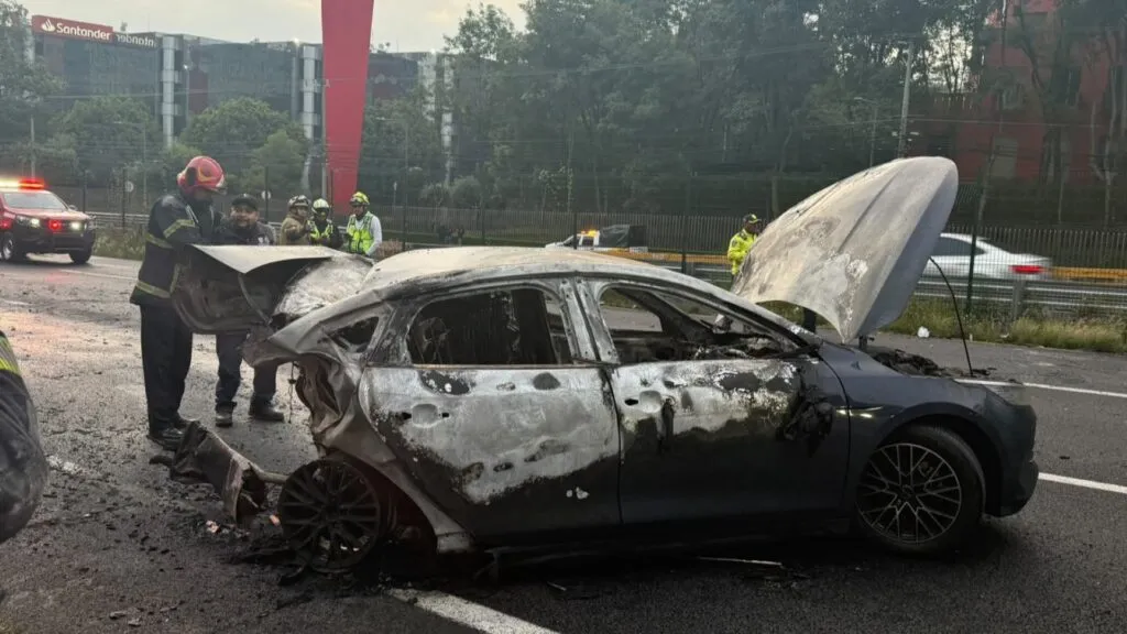 Pareja calcinada tras choque de un BYD King híbrido de origen chino en la autopista México-Toluca