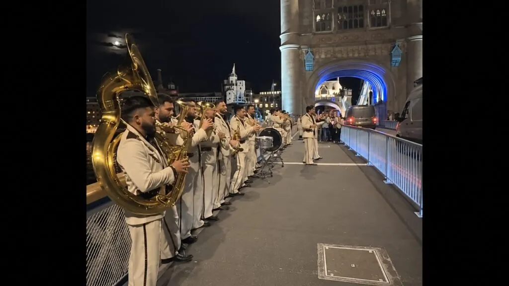 Banda El Recodo es retirada mientras realizaba una presentación improvisada cerca del Tower Bridge en Londres