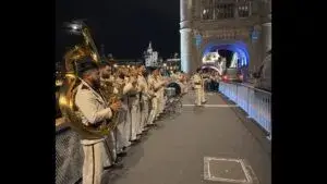 Banda El Recodo es retirada mientras realizaba una presentación improvisada cerca del Tower Bridge en Londres