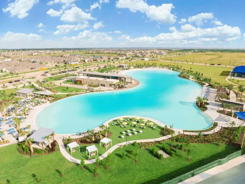 ¿Una playa en Houston? Conoce la increíble laguna de Sunterra