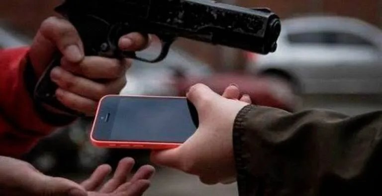 Patrulla de la Policía de Houston durante una investigación en un complejo residencial del suroeste de la ciudad.