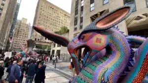 Alebrije monumental mexicano instalado en Discovery Green, en Downtown Houston.