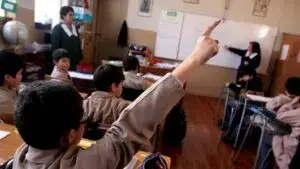 Colegios de Chile aumentan las restricciones al uso de celulares entre estudiantes