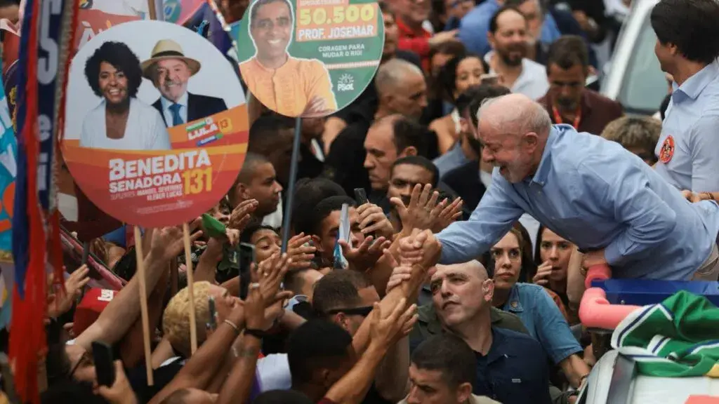 Elecciones en Brasil enfrentan a Lula da Silva y Flávio Bolsonaro en una cerrada contienda presidencial