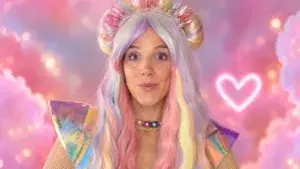 Natalia Alcocer caracterizada como Viki Tiky, su personaje infantil