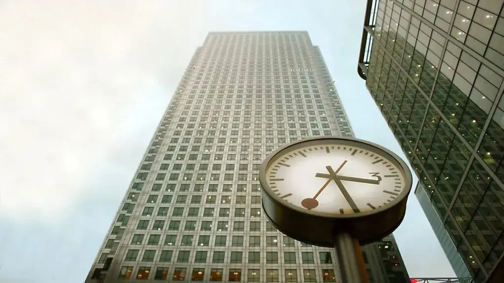Reloj con el skyline de Houston ante el cambio de horario del 1 de noviembre de 2026.