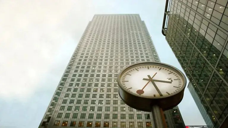 Reloj con el skyline de Houston ante el cambio de horario del 1 de noviembre de 2026.