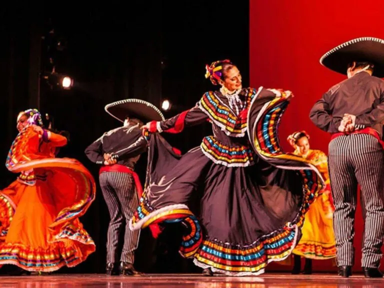 Celebración de las Fiestas Patrias con banderas mexicanas, mariachi y folklórico en Houston, Texas.