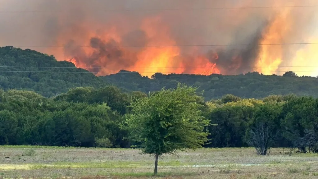 Incendio Hydra amenaza Meridian y mantiene bajo alerta a residentes del condado Bosque en Texas