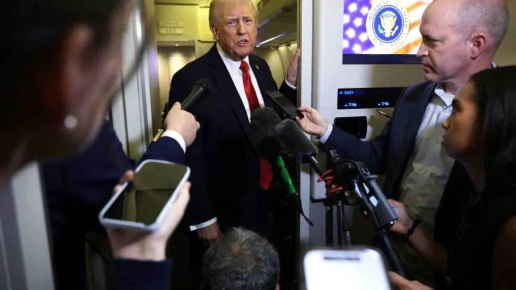 Medios recuperan acceso a la Casa Blanca tras una orden judicial contra la prohibición de Donald Trump