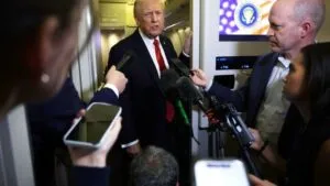 Medios recuperan acceso a la Casa Blanca tras una orden judicial contra la prohibición de Donald Trump