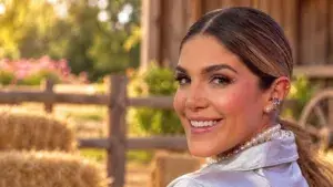 Natalia Alcocer sonríe y aplaude en un montaje con fondo cálido de granja.