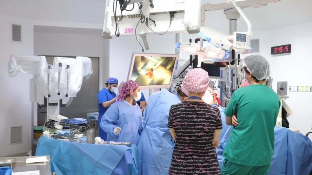 Chile realizó su primera cirugía robótica contra el cáncer de mama mediante una mastectomía mínimamente invasiva en un hospital público