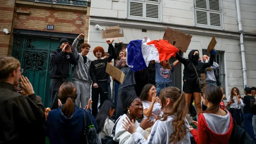 Estudiantes se manifiestan en París y otras ciudades de Francia para exigir mejoras en la educación pública