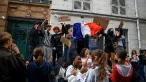 Estudiantes se manifiestan en París y otras ciudades de Francia para exigir mejoras en la educación pública