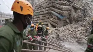 Derrumbe de un edificio en construcción en Nairobi, Kenia, deja cinco personas desaparecidas y moviliza a equipos de rescate