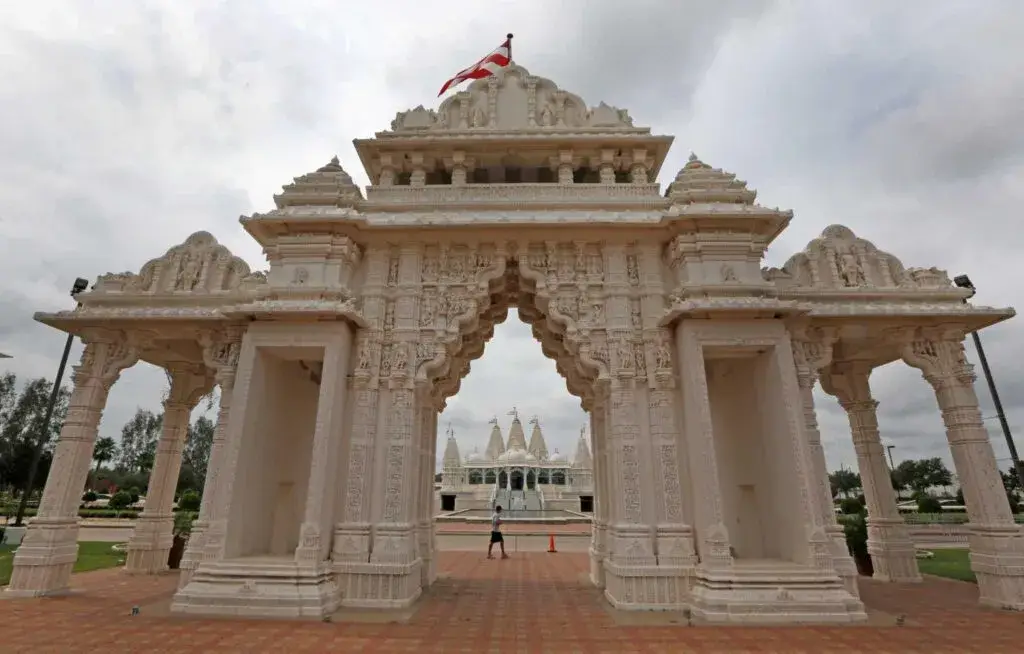 Templo hindú BAPS Shri Swaminarayan Mandir en Stafford, cerca de Houston, construido con más de 33 mil piezas de piedra talladas a mano.