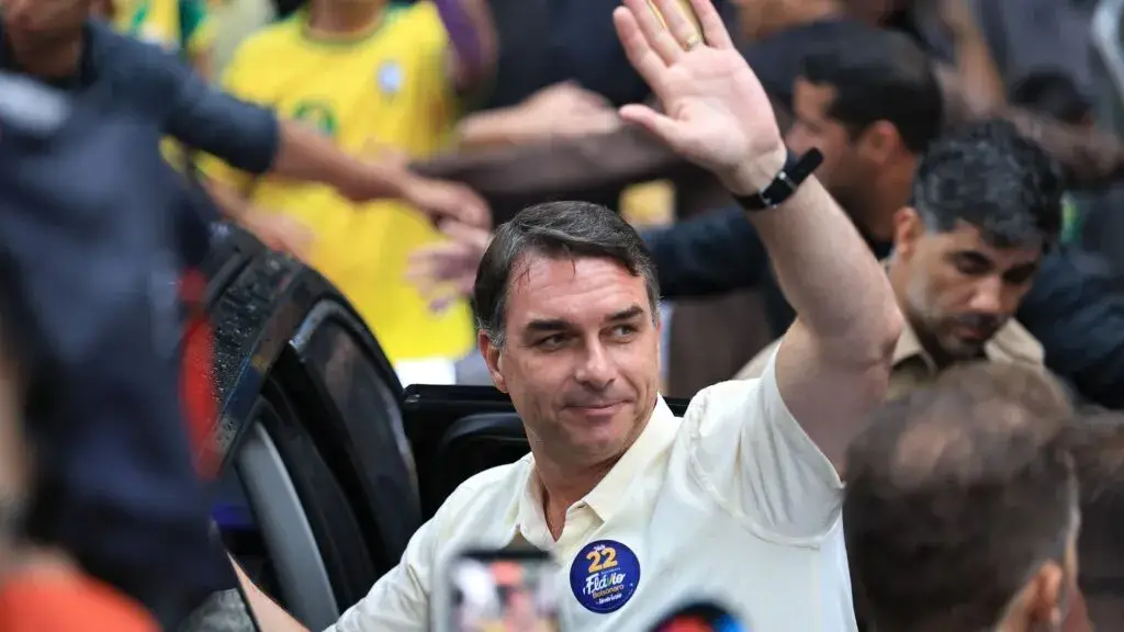 Flávio Bolsonaro sale de Brasil hacia Estados Unidos tras incumplir una orden judicial de entregar sus pasaportes.