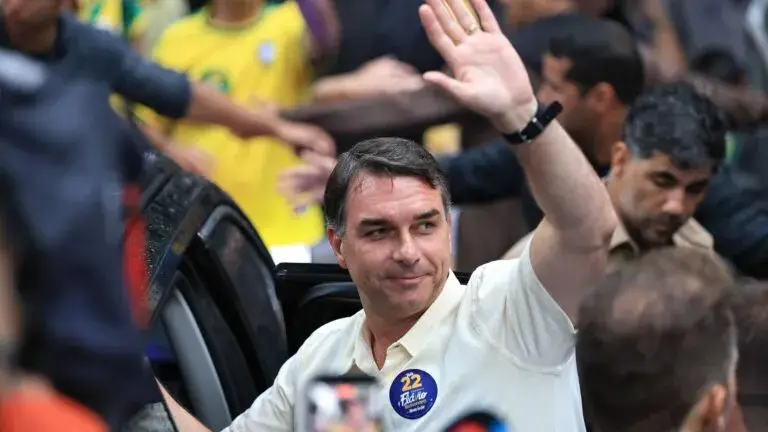 Flávio Bolsonaro sale de Brasil hacia Estados Unidos tras incumplir una orden judicial de entregar sus pasaportes.