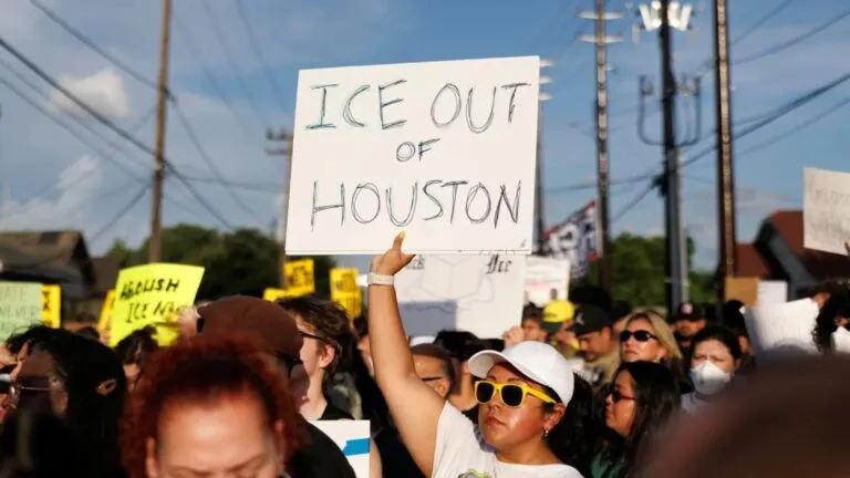 ICE enfrenta cuestionamientos por utilizar la fotografía de un hombre fallecido y atropellar a un migrante ajeno a un operativo en Houston