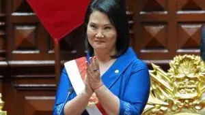 Keiko Fujimori presenta una propuesta para sancionar la violencia escolar y restringir celulares y maquillaje en colegios públicos de Perú