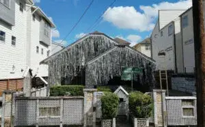 Fachada de la Beer Can House en Houston, Texas, cubierta con aproximadamente 50 mil latas de cerveza recicladas.