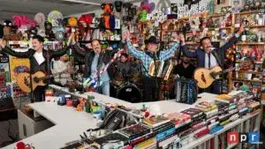 Los Tigres del Norte ofrecen un concierto Tiny Desk de NPR con canciones emblemáticas de la música norteña y mensajes de apoyo a los migrantes