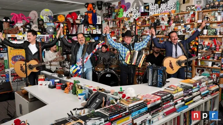 Los Tigres del Norte ofrecen un concierto Tiny Desk de NPR con canciones emblemáticas de la música norteña y mensajes de apoyo a los migrantes