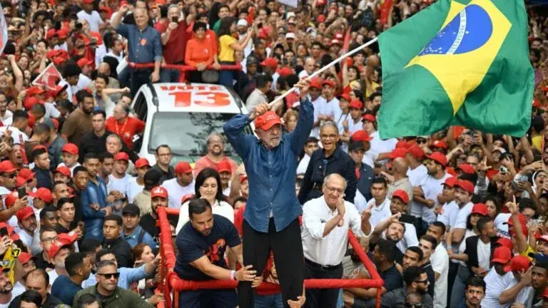 Lula da Silva derrota a Flávio Bolsonaro en las elecciones presidenciales de Brasil y asegura la continuidad de su gobierno.
