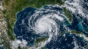 Huracán Simon se intensifica frente a México mientras Isaías avanza hacia Florida como ciclón de categoría 3