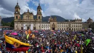 Marcha multitudinaria en Colombia contra el presidente Abelardo de la Espriella reúne a sindicatos, estudiantes y organizaciones sociales