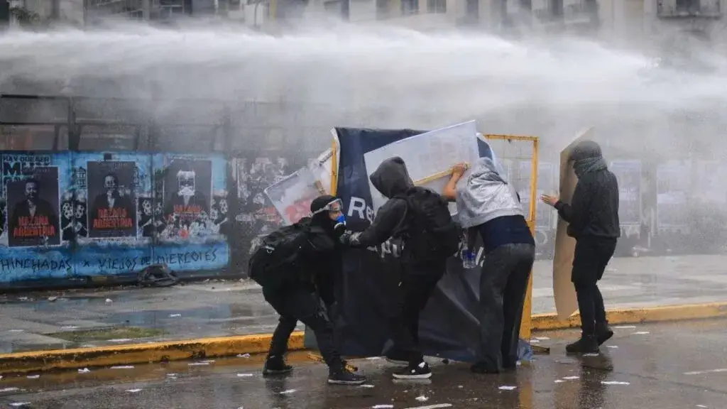Recortes de Milei provocan protestas universitarias y enfrentamientos policiales en Argentina