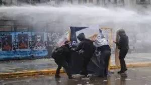 Recortes de Milei provocan protestas universitarias y enfrentamientos policiales en Argentina
