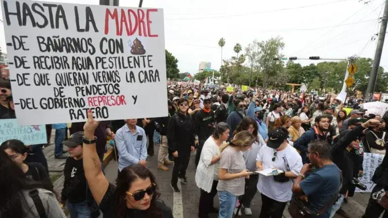 Guadalajara registra una segunda megamarcha por agua limpia con miles de manifestantes, disturbios y denuncias de violencia policial