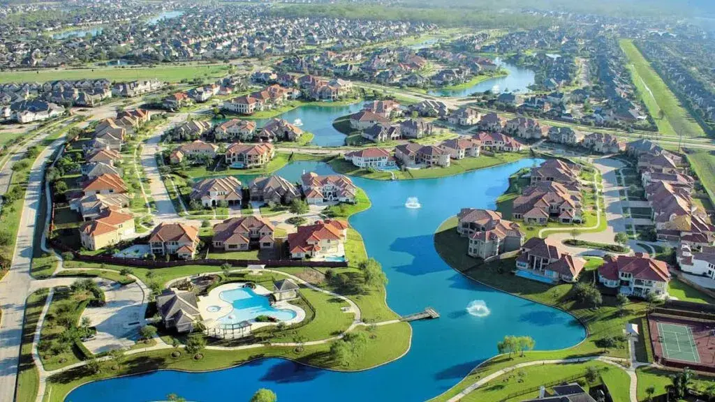 Desarrollo urbano y edificios comerciales en Sugar Land, Texas, cerca de Houston.